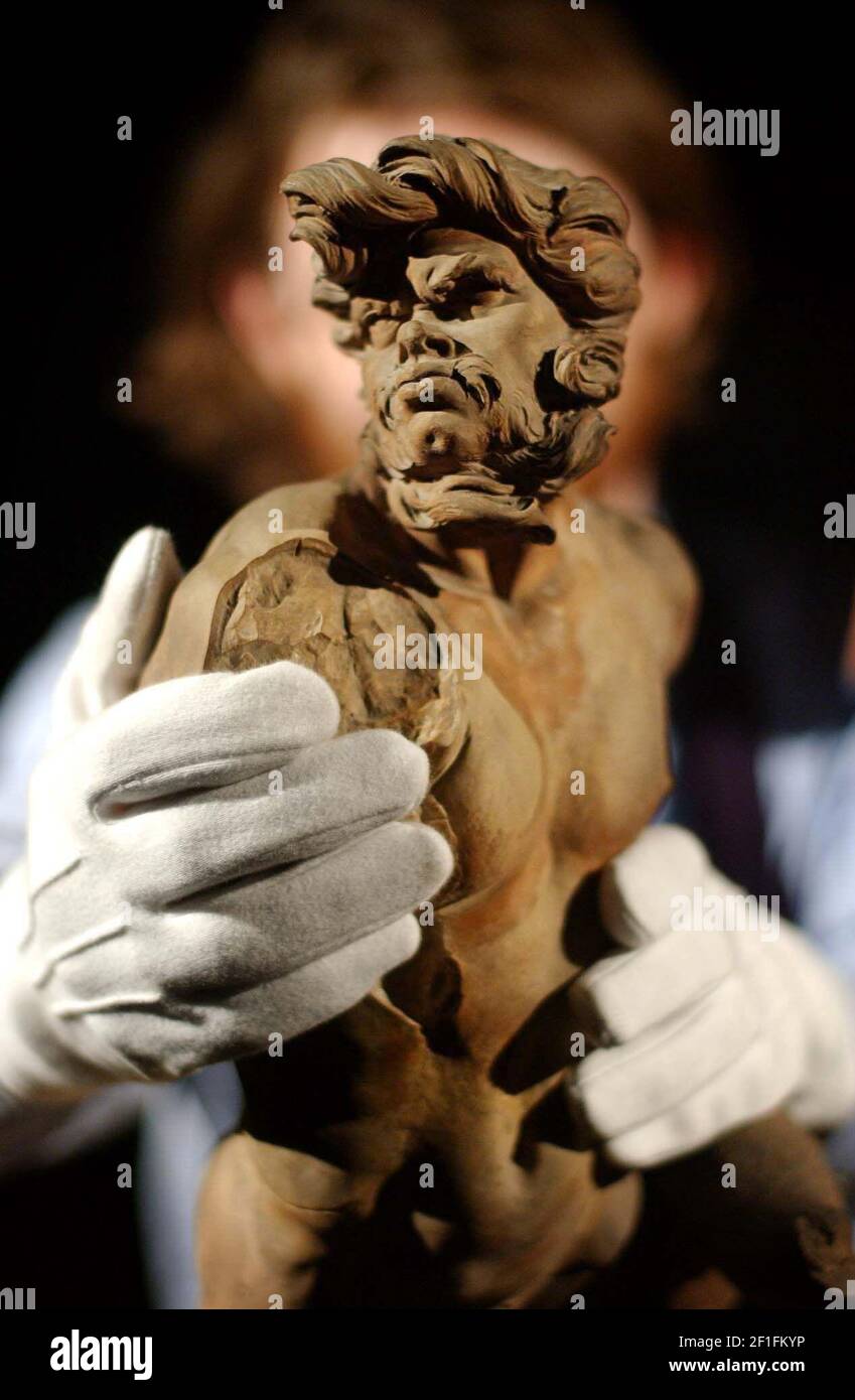 Eine Terracotta-Figur, die dem renommierten Barockbildhauer Gian Lorenzo Bernini zugeschrieben wird und erst vor kurzem ans Licht kam, wird am 9th. Juli bei Sotheby's European Sculpture & Works of Art verkauft. Das Stück ist eine erste Studie für die 'Fontana del Moro' kommission von Papst Innozenz X für den Brunnen des Mauren in Rom im Jahr 1652.Es wird erwartet, in der Region von 120.000-180.000,14 Mai 2002 Foto Andy Paradise holen Stockfoto