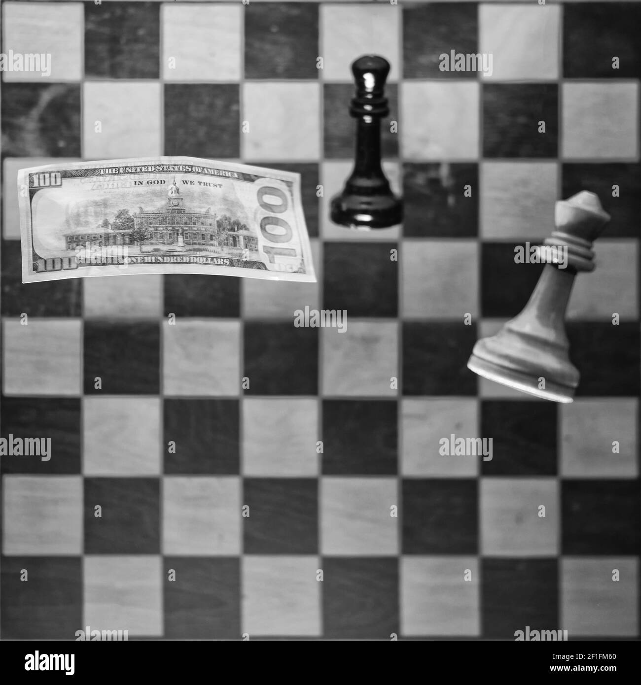 Altes Schachbrett mit alten Figuren von König und Königin und Geld in US-Dollar. Konzept von Forschungsproblemen in Wirtschaft, Geld und Erfolg Stockfoto