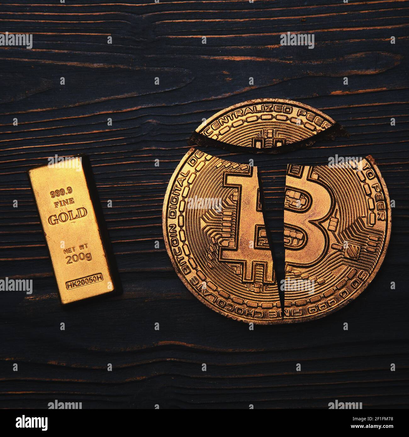 Crash Bitcoin und Gold, Probleme mit Kryptowährung Nahaufnahme  Stockfotografie - Alamy
