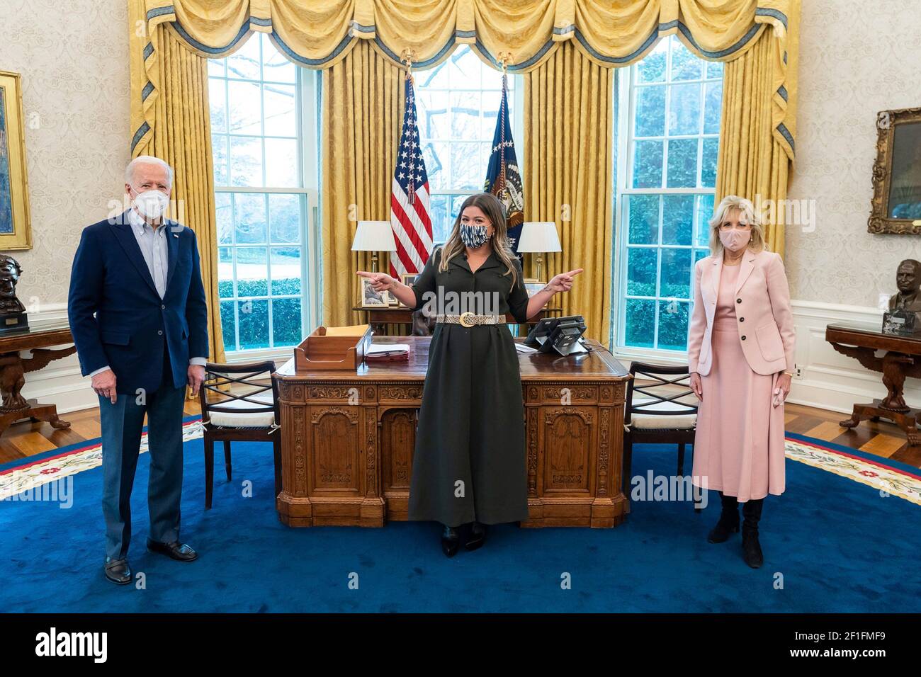 US-Präsident Joe Biden, links, First Lady Jill Biden, rechts, Pose mit Sängerin Kelly Clarkson nach einer Aufnahme der Kelly Clarkson Show im Oval Office des Weißen Hauses 20. Februar 2021 in Washington, D.C. Stockfoto