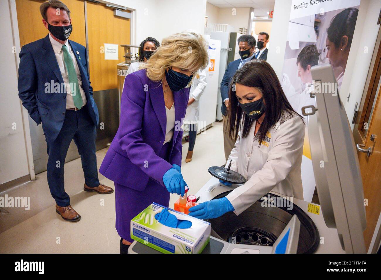 US First Lady Jill Biden legt eine Ampulle in eine Zentrifuge während ihrer Tour durch das McGlothlin Medical Education Center an der Virginia Commonwealth University 24. Februar 2021 in Richmond, Virginia. Stockfoto