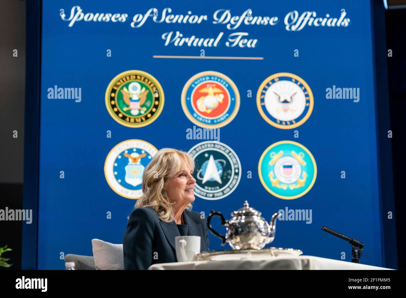 US First Lady Jill Biden nimmt an einem virtuellen Treffen mit Ehegatten hochrangiger Verteidigungsfunktionäre des South Court Auditorium im Eisenhower Executive Office Building des Weißen Hauses am 3. Februar 2021 in Washington, D.C., Teil Stockfoto