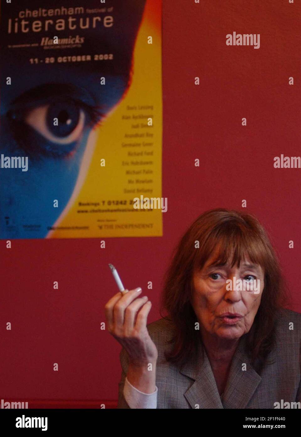 BERYL BAINBRIDGE IM GESPRÄCH VOR DORT DEBATTE ÜBER DIE KUNST VON BUCH BEGININGS AUF DEM CHELTENHAM FESTIVAL VON LITRATURE,14/10/02 PILSTON Stockfoto