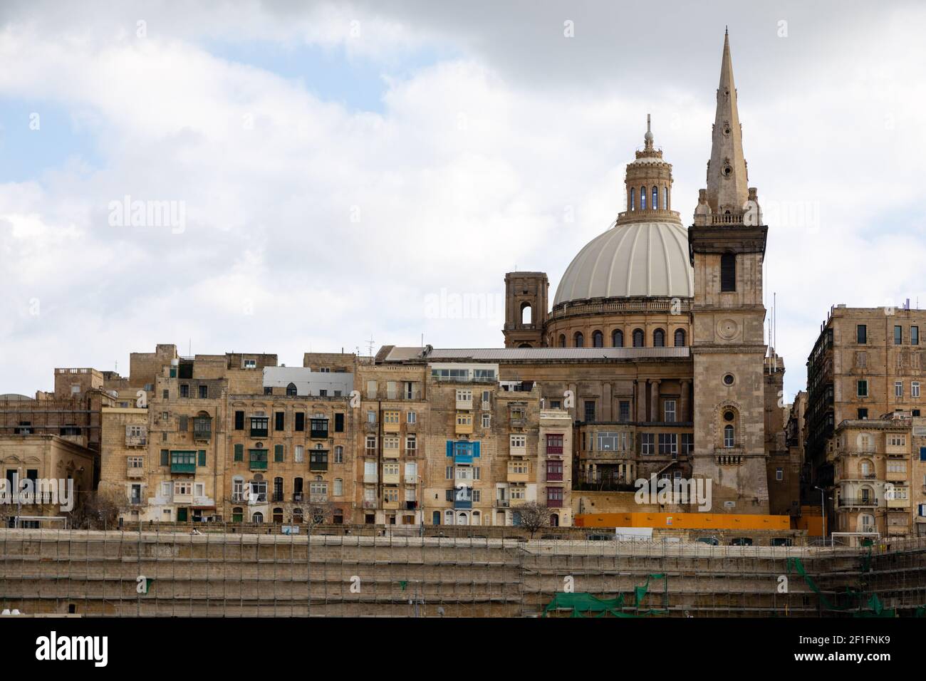 Valletta Malta, malerische Skyline der Stadt, und am Wasser, Basilika im Hintergrund Stockfoto