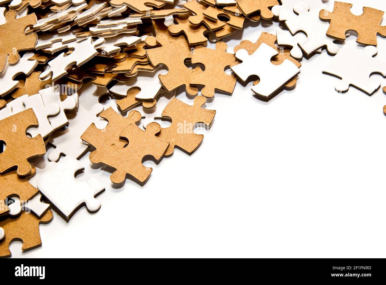 Haufen weiße und braune Puzzlesteine Stockfoto