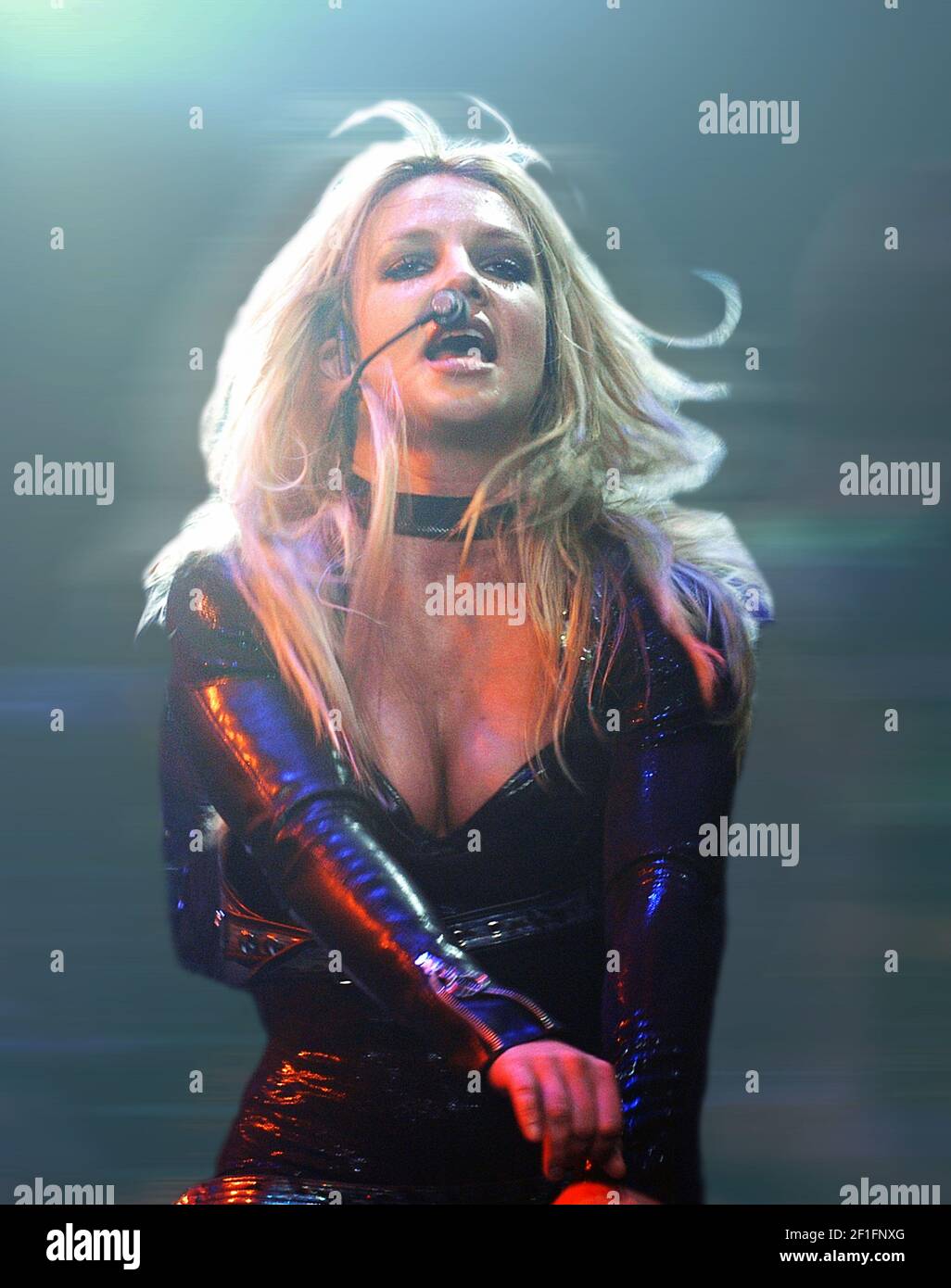 MÄRZ 24: Britney Spears tritt während der Onyx Hotel Tour in der Colonial Life Arena in Columbia, South Carolina, am 24. März 2004 auf. QUELLE: Chris McKay / Mediapunch Stockfoto