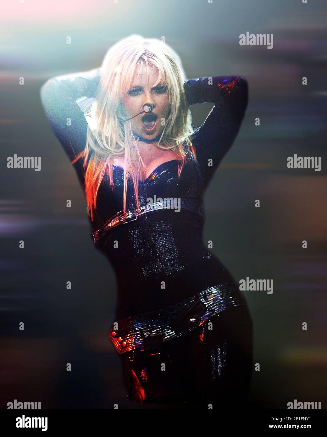 MÄRZ 24: Britney Spears tritt während der Onyx Hotel Tour in der Colonial Life Arena in Columbia, South Carolina, am 24. März 2004 auf. QUELLE: Chris McKay / Mediapunch Stockfoto