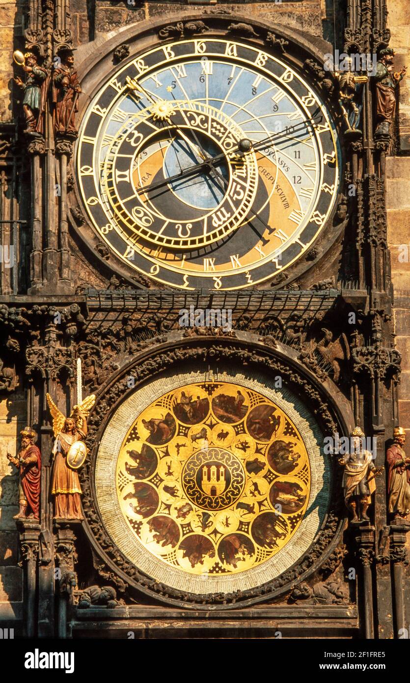 2002 Prag Tschechische Republik - Astronomische Uhr Prag Astronomische Uhr am alten Rathaus Staroměstská radnice Altstadtplatz Prag Tschechische Republik Europa. Die Prager astronomische Uhr oder Prager Orloj ist eine mittelalterliche astronomische Uhr, die an das Alte Rathaus in Prag, der Hauptstadt der Tschechischen Republik, angeschlossen ist.die Uhr wurde erstmals im Jahr 1410 installiert und ist damit die drittälteste astronomische Uhr der Welt und die älteste noch in Betrieb befindliche Uhr Stockfoto