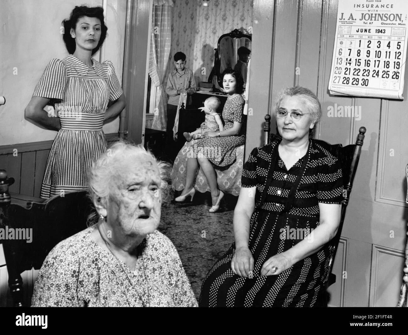 Gordon Parks. Foto mit dem Titel 'Gloucester, Massachusetts. Frau Mary Machado, ihre Tochter Frau Isabell Lopez, ihre Tochter Irene, ein Kleinkind Urenkel Dorothy, Jr. und ihre Mutter Dorothy, Sr., und ein Enkel Francis, der Sohn von Irene' von Gordon Roger Alexander Buchanan Parks (1912-2006), 1943 vier Generationen der gleichen Familie. Stockfoto