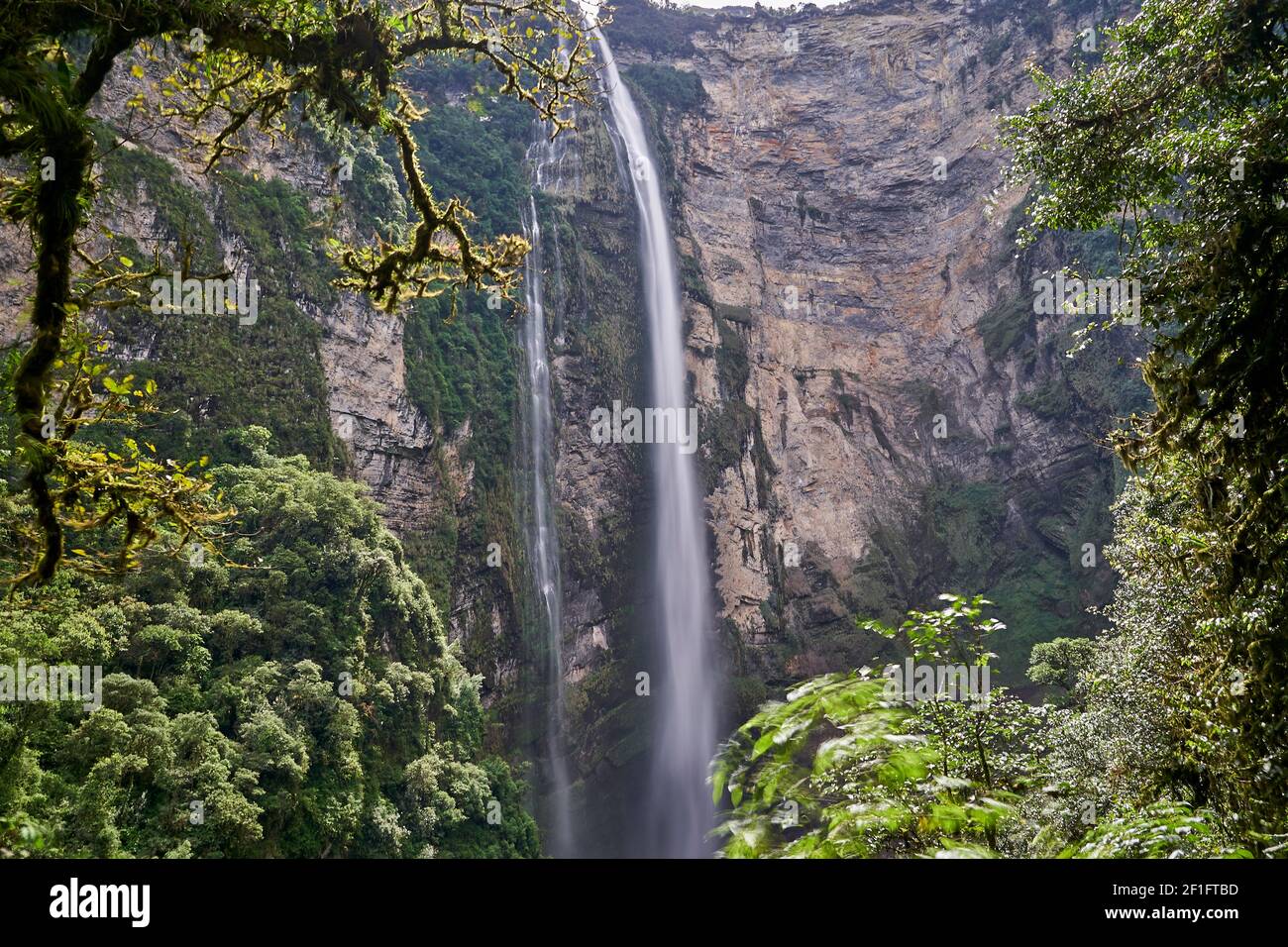 Lange Exposition von Gocta Katarakte, Catarata del Gocta, sind mehrjährige Wasserfälle mit zwei Tropfen in Perus Provinz Bongara in Amazonas, dritte Stockfoto