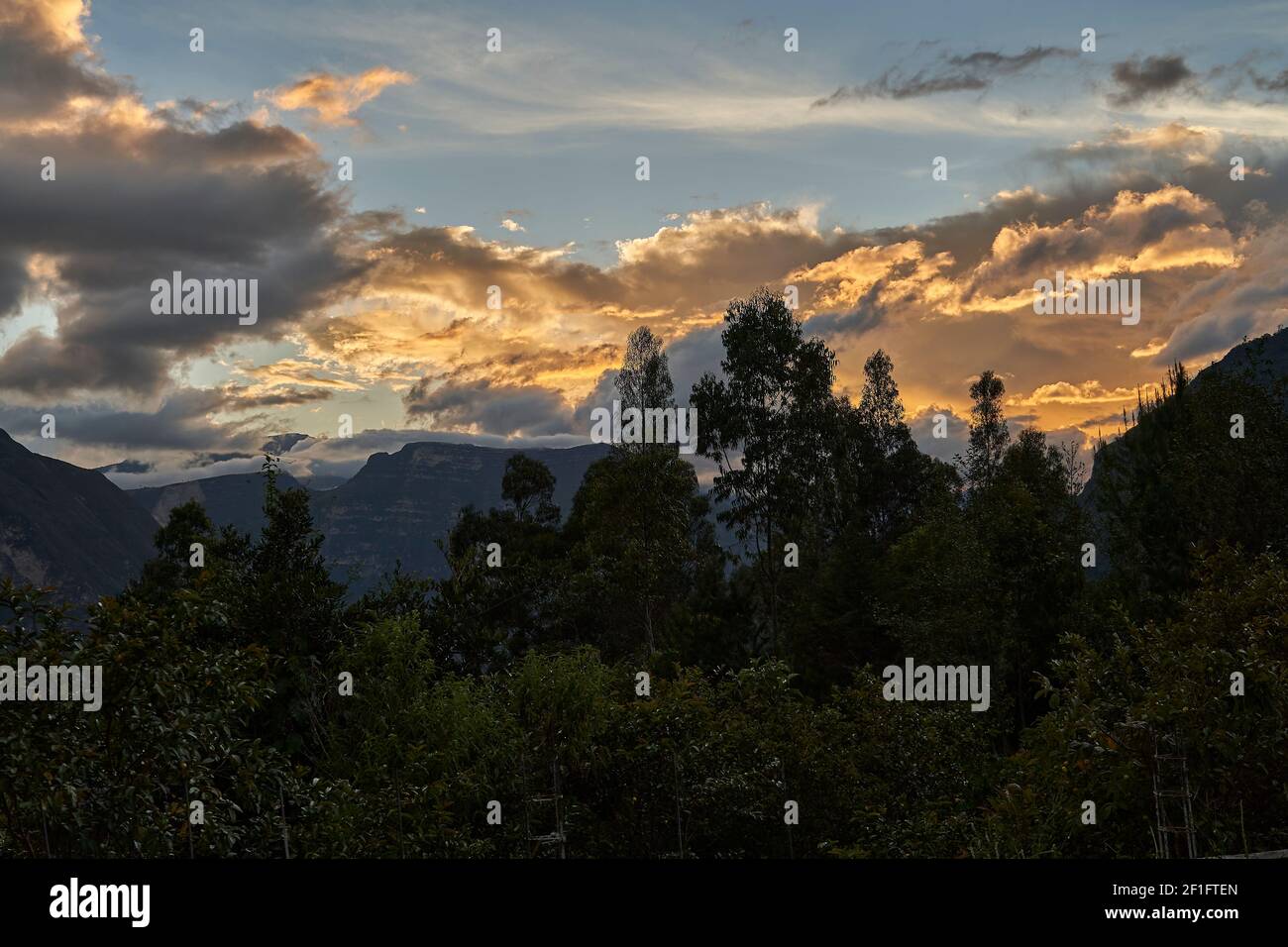 Schöner und warmer Sonnenuntergang mit dramatischem Himmel und beleuchteten Wolken über den gocta Wasserfällen zur goldenen Stunde, Peru, South amrerica Stockfoto