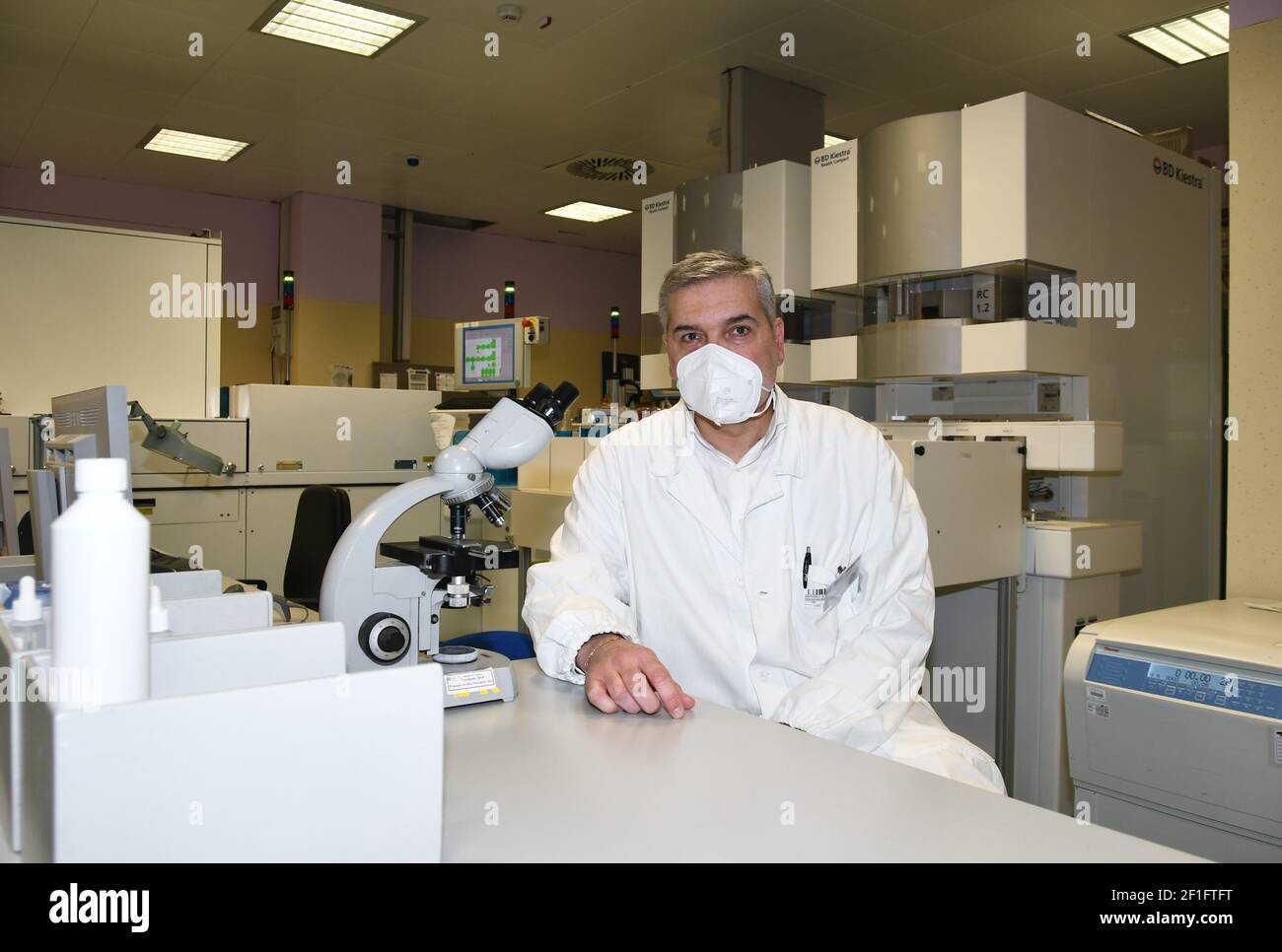 Varese, Italien. März 2021, 08th. Varese, Italien ASST Sette Laghi Forschungsverfahren im mikrobiologischen Labor unter der Leitung von Prof. Fabrizio Maggi und seinem Team bei der Rekonstruktion des neuen Virus-Genoms mit der Sequenzierung des gesamten Instrumentals des gesamten Spike-Proteins, dem Teil des SARS CoV- 2 im Foto: Prof. Fabrizio Maggi Quelle: Independent Photo Agency/Alamy Live News Stockfoto Varese, Italien. März 2021, 08th. Varese, Italien ASST Sette Laghi Forschungsverfahren im mikrobiologischen Labor unter der Leitung von Prof. Fabrizio Maggi und seinem Team bei der Rekonstruktion des neuen Virus-Genoms mit der Sequenzierung des gesamten Instrumentals des gesamten Spike-Proteins, dem Teil des SARS CoV- 2 im Foto: Prof. Fabrizio Maggi Quelle: Independent Photo Agency/Alamy Live News Stockfoto