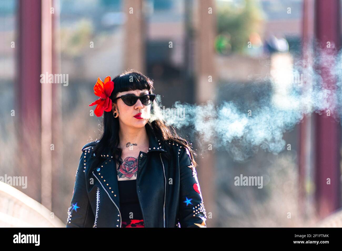 Teen posiert outdoor und raucht