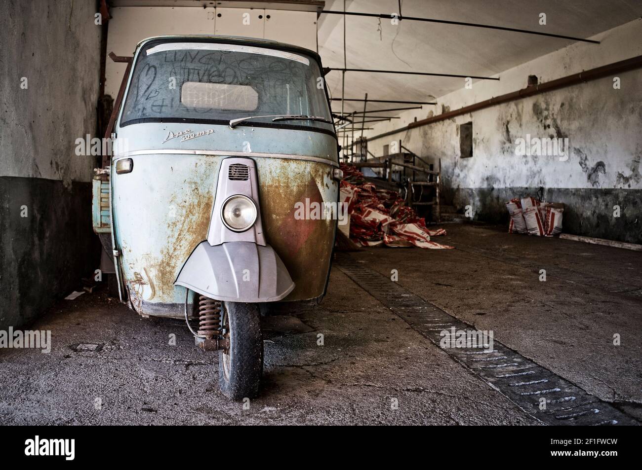 06-11-2020 Vicenza, Italien: Piaggio Ape 500 MP. Verlassene kleine Oldtimer, alte Schule, , italienisches Design Stockfoto