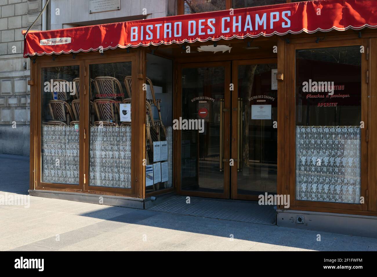 Paris, Frankreich. März 07. 2021. Berühmtes Restaurant auf der Champs-Elysées Avenue. Geschlossene Geschäfte ohne Kunden. Stockfoto