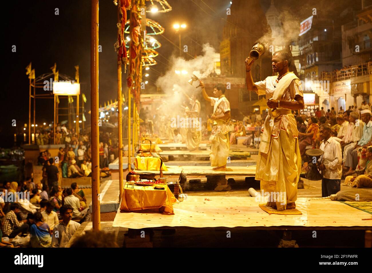 Ganga Aarti Zeremonie In Varanasi, Uttar Pradesh, Indien. Stockfoto