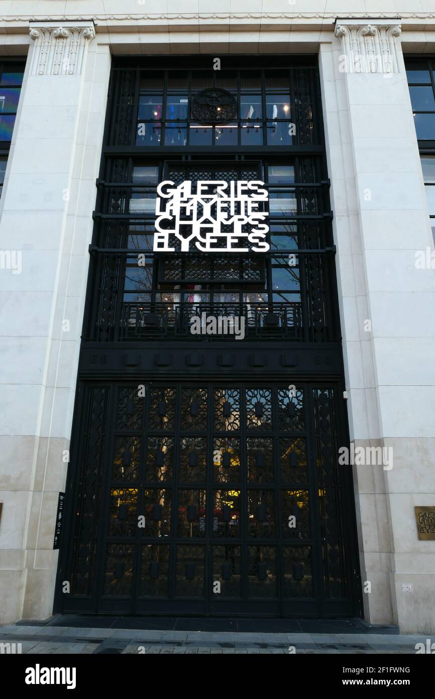 Paris, Frankreich. März 07. 2021. Blick auf die Galeries Lafayette von der Avenue des Champs-Elysées. Luxuriöse und prestigeträchtige Geschäfte. Stockfoto