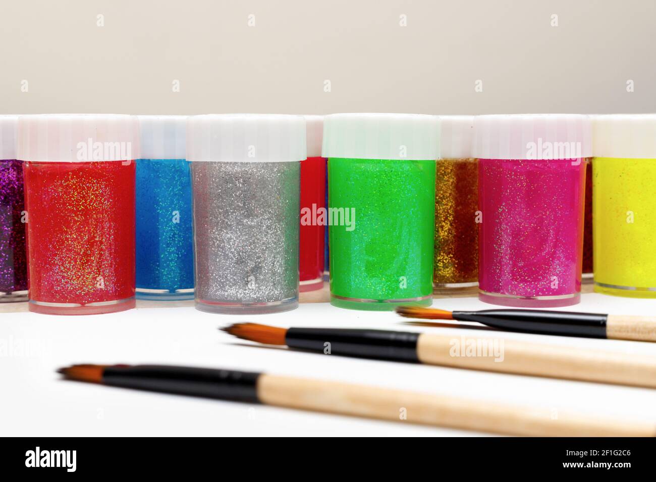 Farben und Pinsel auf dem Tisch mit Platz für Text. Handwerk, Kunst und Hobby Konzept. Stockfoto