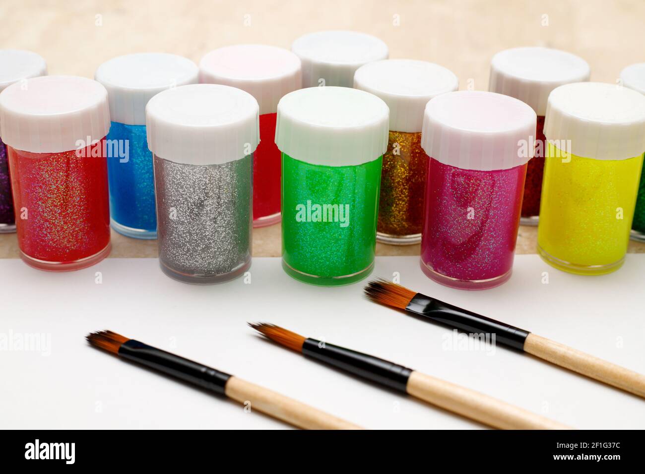 Farben und Pinsel auf dem Tisch. Handwerk, Kunst und Hobby Konzept Stockfoto