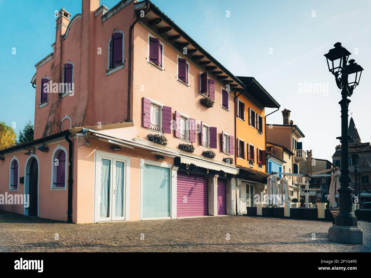 Touristische Bezirk des alten Provinzstadt von Caorle in Italien Stockfoto