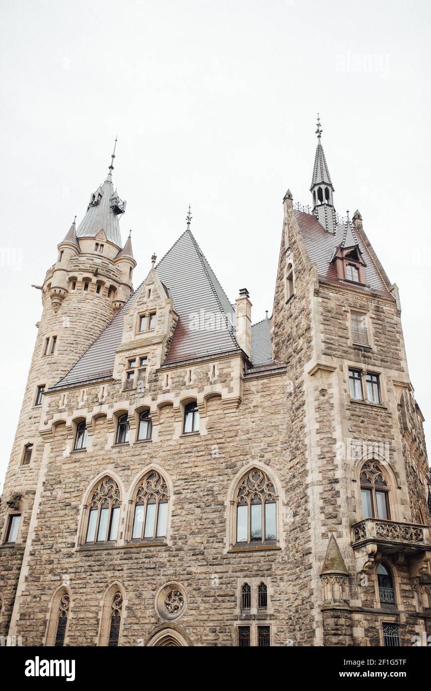 Alte polnische Burg im Dorf moszna Stockfoto