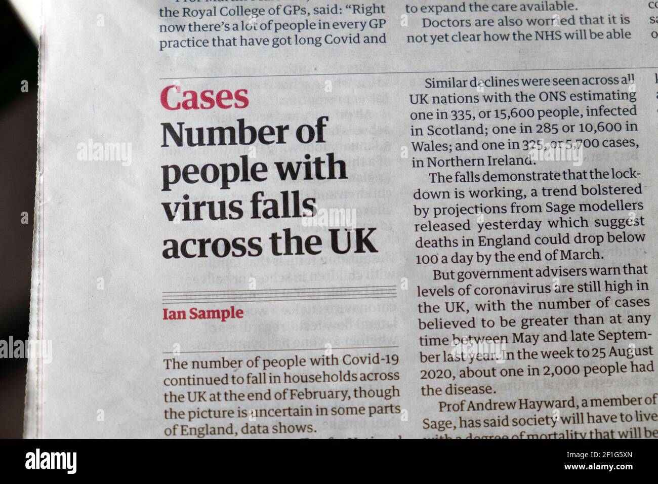 Covid 'Fälle Anzahl der Personen mit Virus fällt über die Britische Zeitung Coronavirus Guardian Schlagzeile auf Artikel 2021 in London England Großbritannien Großbritannien Stockfoto