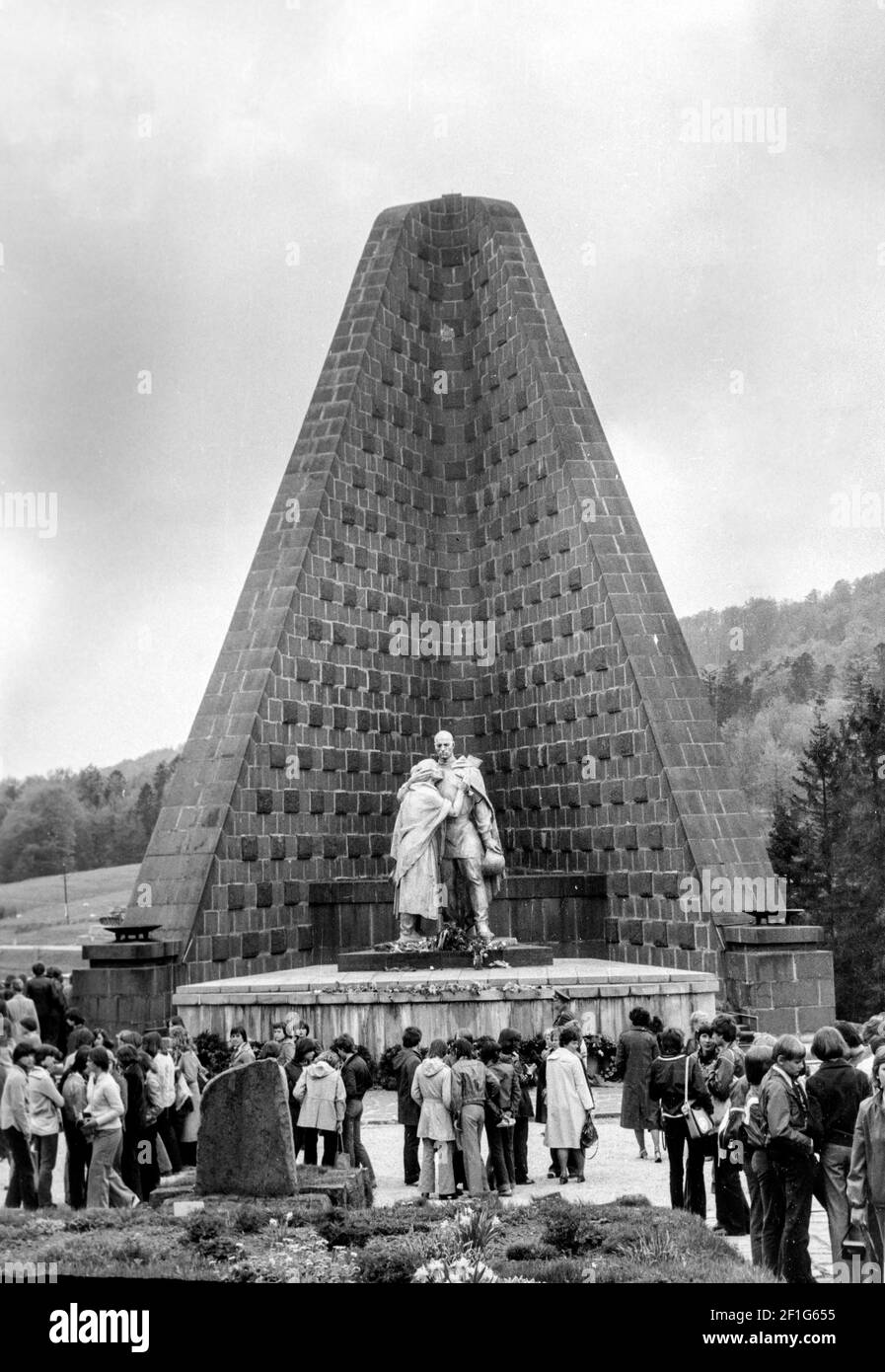 DUKLA, SLOWAKEI, 1980, Denkmal der Karpaten-Dukla-Operation mit einer Skulptur "Ich beschuldigen" des Autors J. Kulich Stockfoto