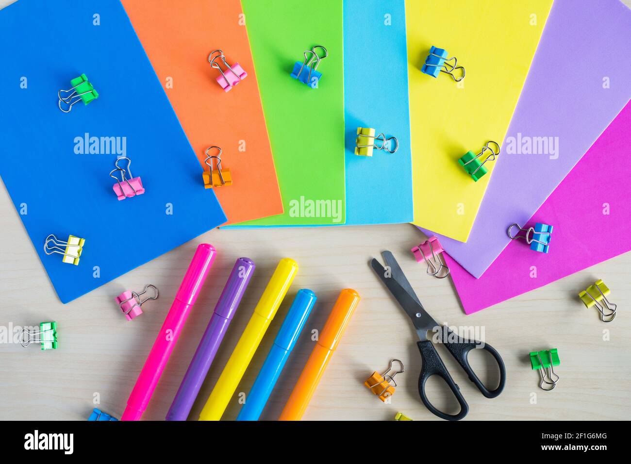 Business-Arbeitstisch-Modell mit leerem Papier für Text in der Mitte. Arbeiten oder studieren Konzept. Flaches Lay on Desk mit Computer-Tastatur, Zelle ph Stockfoto