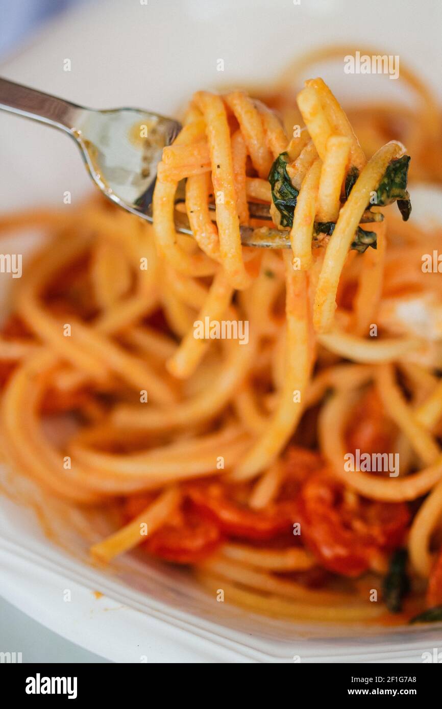 Pasta ist eine Art von Lebensmitteln in der Regel aus einem ungesäuerten Teig aus Weizenmehl mit Wasser oder Eiern gemischt, und gebildet zu Blättern oder anderen Formen, dann durch Kochen oder Backen gekocht. Reismehl oder Hülsenfrüchte wie Bohnen oder Linsen werden manchmal anstelle von Weizenmehl verwendet, um einen anderen Geschmack und eine andere Textur zu erhalten, oder als glutenfreie Alternative. Pasta ist ein Grundnahrungsmittel der italienischen Küche. Italien. Stockfoto