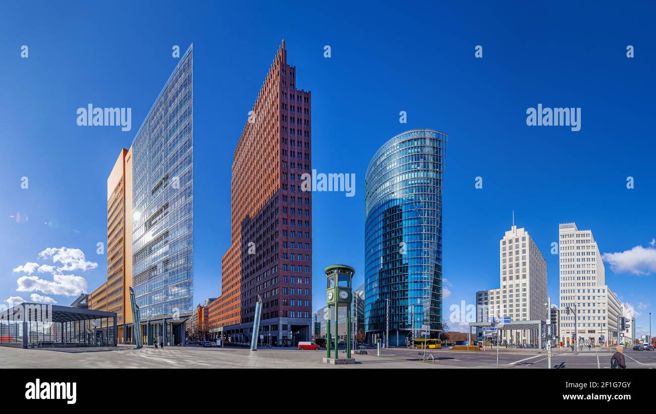 Panoramablick auf den potsdamer platz unter blauem Himmel, berlin Stockfoto