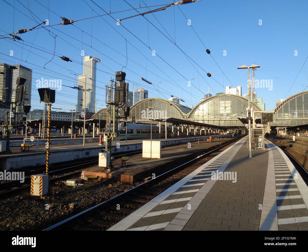 Der Hauptbahnhof Frankfurt (Main) in Deutschland unter der Skyline Stockfoto