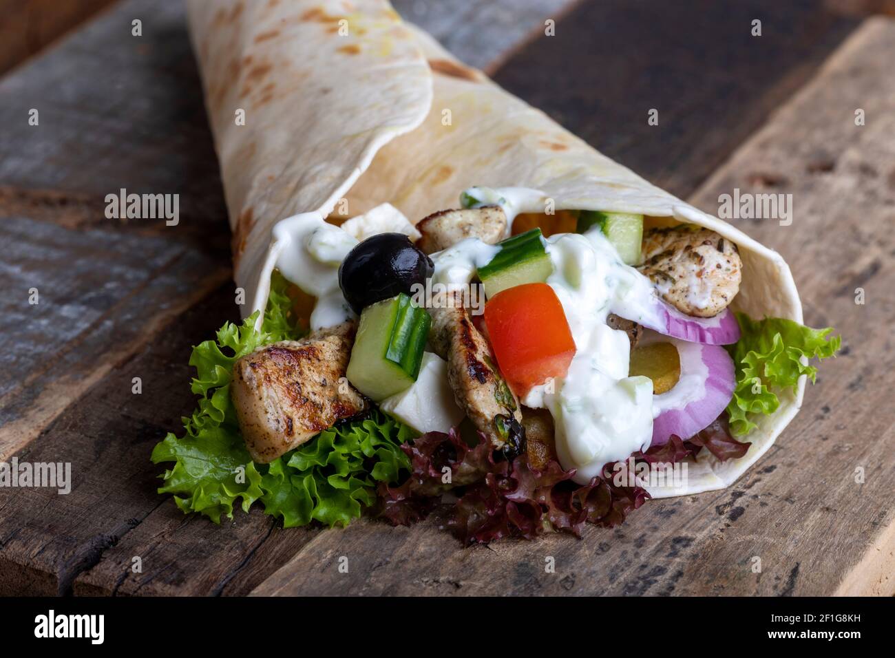 dürüm Sandwich-Wrap auf Holz Stockfoto