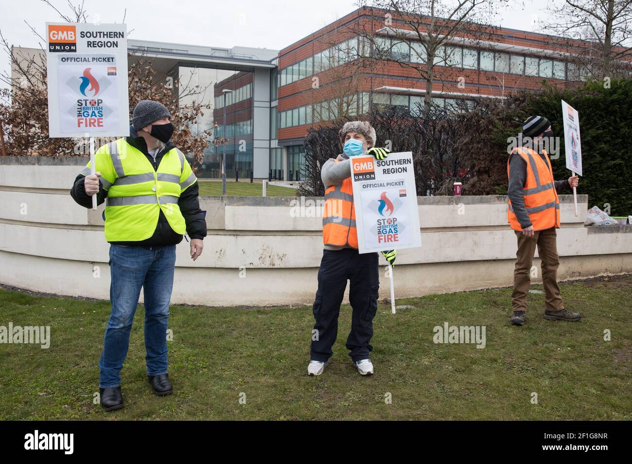 Windsor, Großbritannien. März 2021, 8th. GMB-Mitglieder stehen auf einer Streikposten vor dem Hauptsitz von Centrica, Eigentümer von British Gas. Die britischen Gasingenieure und Mitarbeiter der Gewerkschaft GMB begannen letzte Woche einen weiteren Streik in einer Reihe von Streiks "Stoppt das britische Gasfeuer", nachdem sie mit überwältigender Mehrheit ein Angebot von Centrica ablehnten, um einen Streit über die Wiedereinstellung zu minderwertigen Bedingungen beizulegen. Centrica erzielte £901 ein operatives Ergebnis von 2019 Millionen. Kredit: Mark Kerrison/Alamy Live Nachrichten Stockfoto