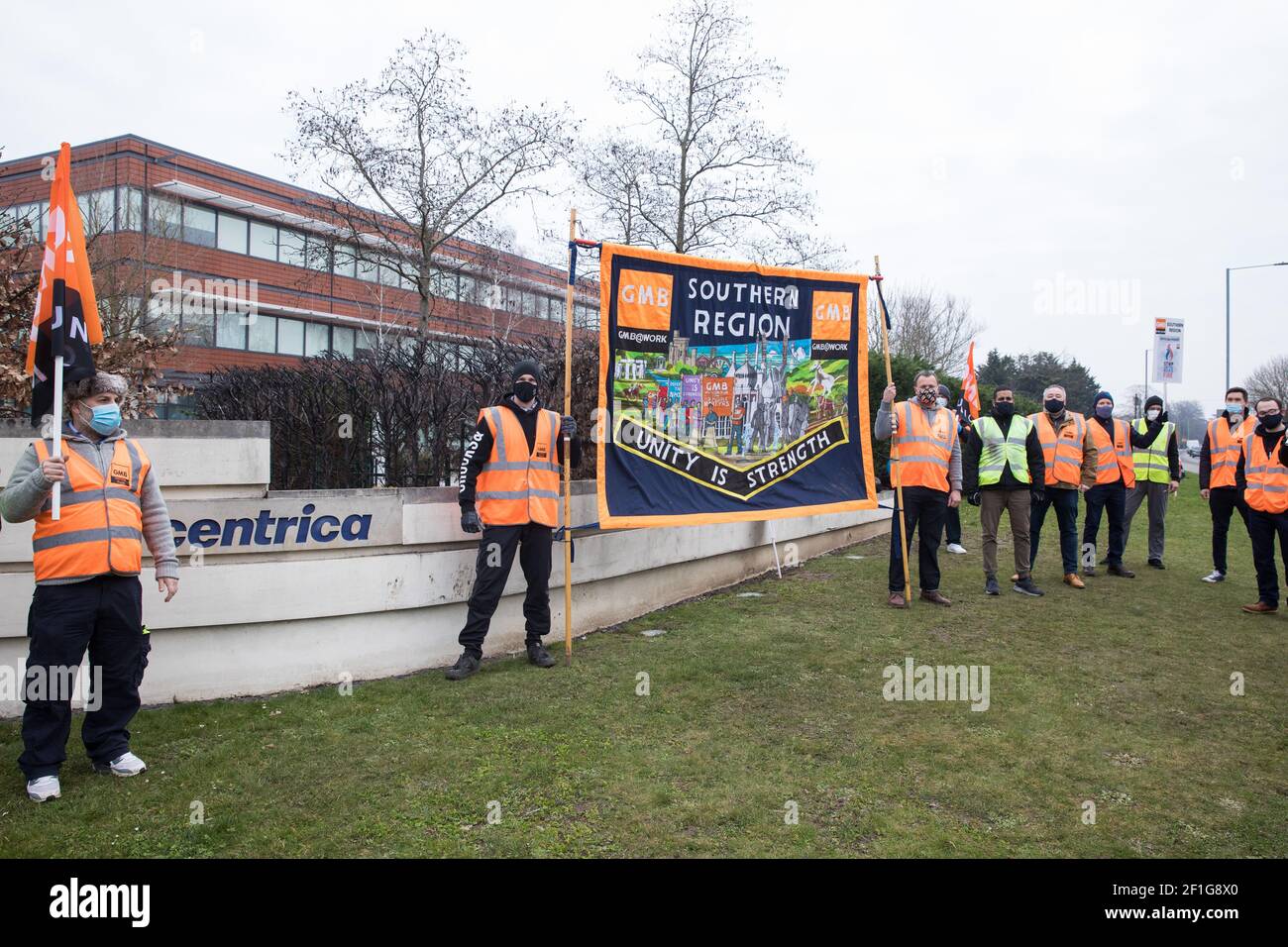 Windsor, Großbritannien. März 2021, 8th. GMB-Mitglieder stehen auf einer Streikposten vor dem Hauptsitz von Centrica, Eigentümer von British Gas. Die britischen Gasingenieure und Mitarbeiter der Gewerkschaft GMB begannen letzte Woche einen weiteren Streik in einer Reihe von Streiks "Stoppt das britische Gasfeuer", nachdem sie mit überwältigender Mehrheit ein Angebot von Centrica ablehnten, um einen Streit über die Wiedereinstellung zu minderwertigen Bedingungen beizulegen. Centrica erzielte £901 ein operatives Ergebnis von 2019 Millionen. Kredit: Mark Kerrison/Alamy Live Nachrichten Stockfoto