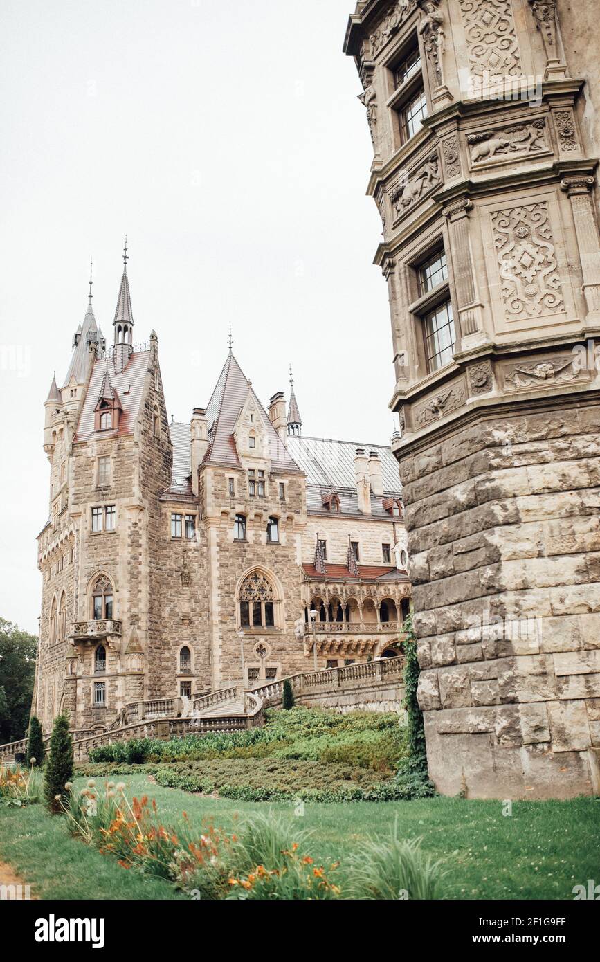 Alte polnische Burg im Dorf moszna Stockfoto