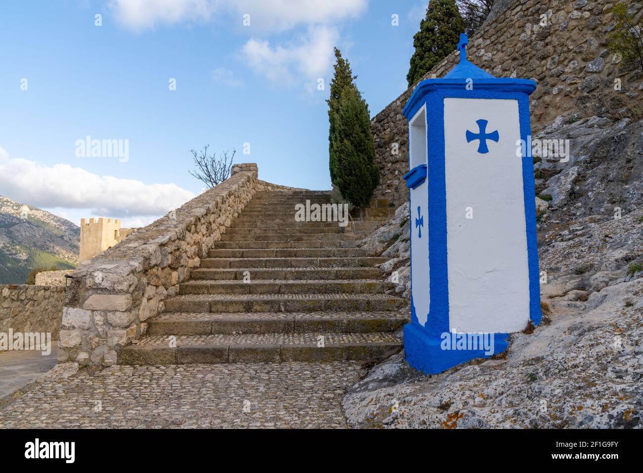 Alte Steintreppen führen zum alten Tempelritterschloss In Guadalest Stockfoto