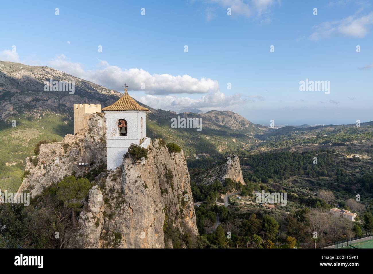 Blick auf die alte Burgruine und die Kirche oben Der Klippen in El Castell de Guadalest Stockfoto