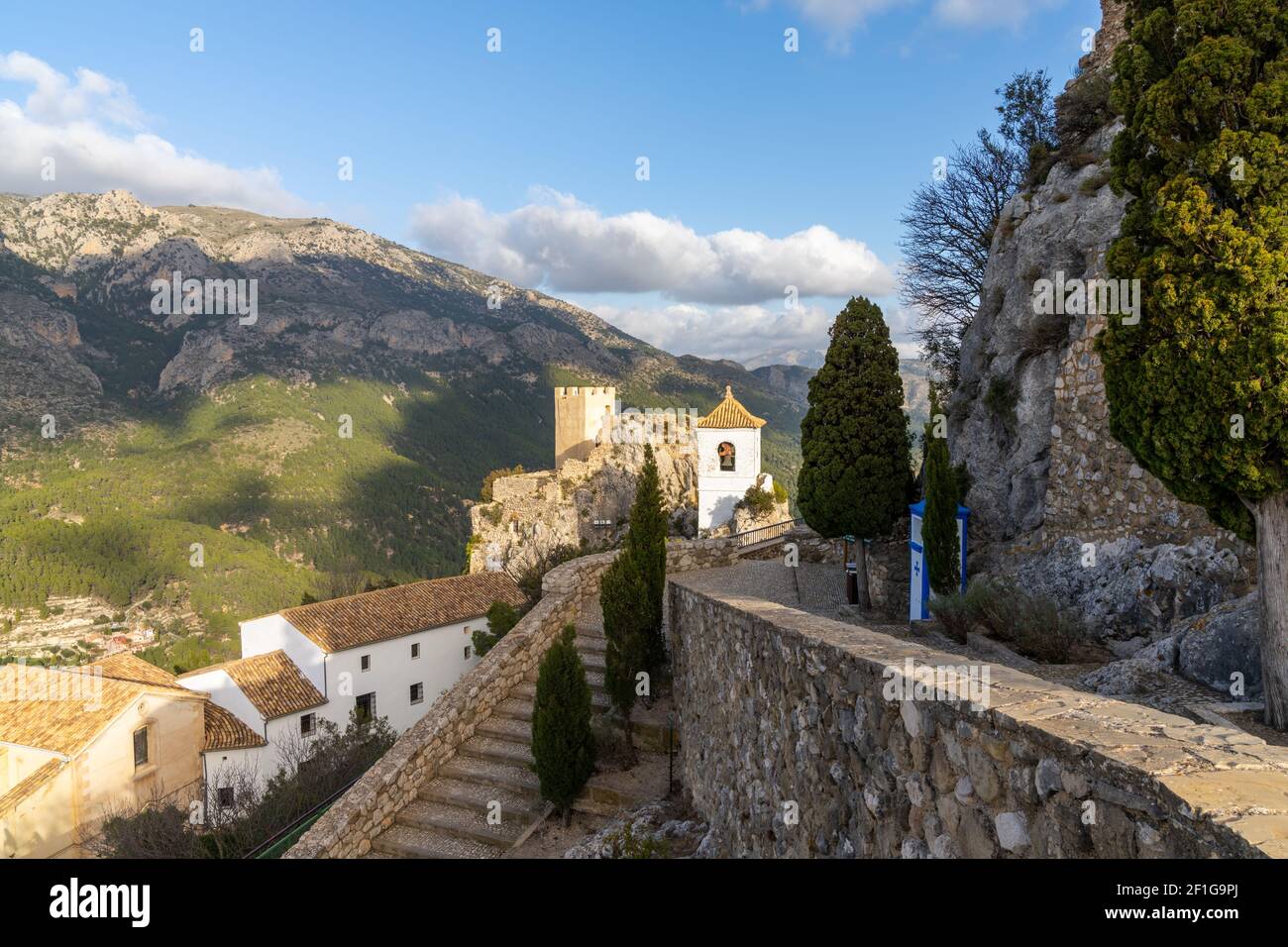 Das Schloss und die Kirche im historischen alten Dorfkern Von El Castell de Guadalest in Spanien Stockfoto