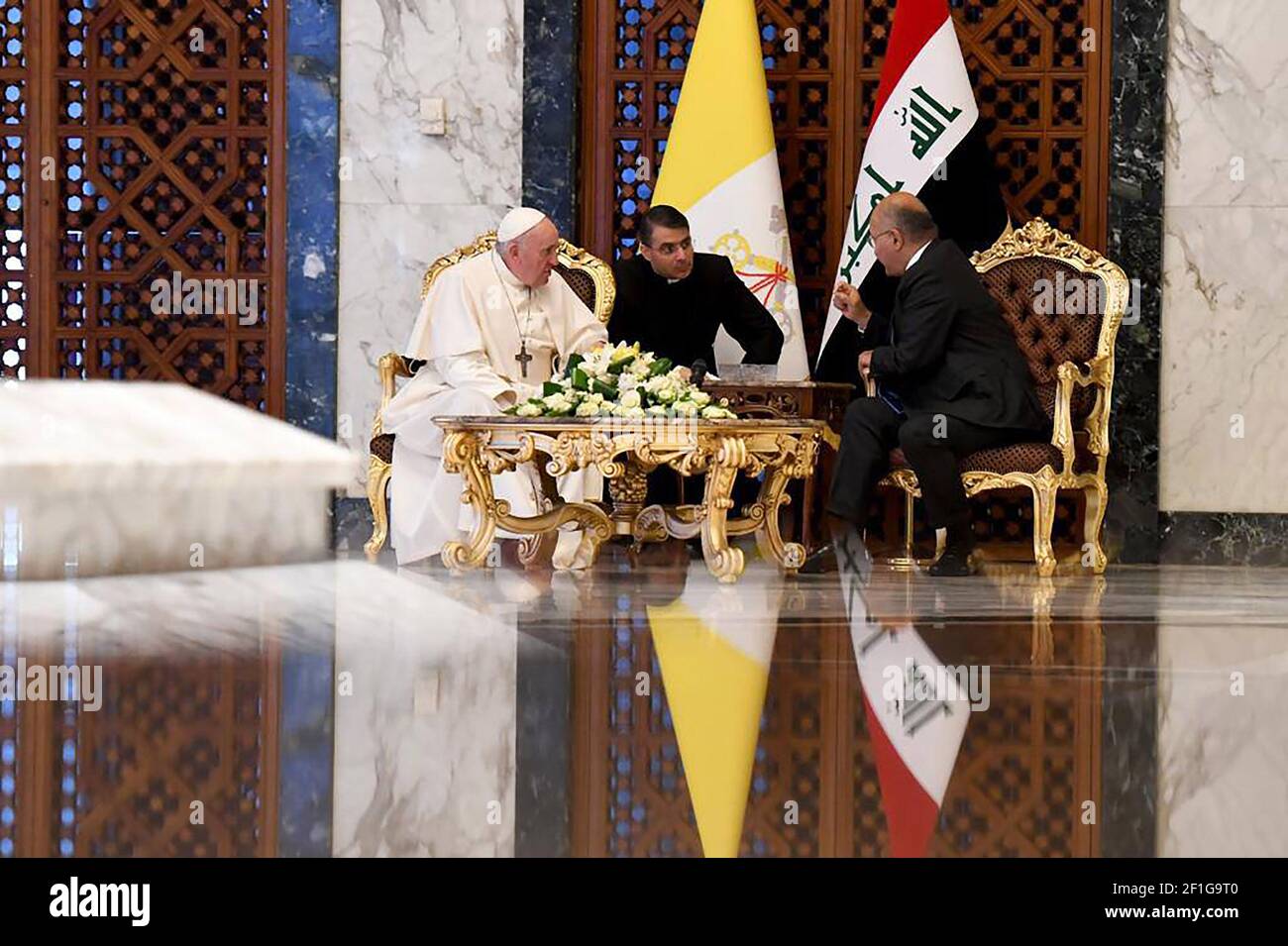 Bagdad, Irak. März 2021, 08th. Papst Franziskus spricht mit dem irakischen Präsidenten Barham Salih (R), bevor er am Montag, den 8. März 2021, am internationalen Flughafen Bagdad in Bagdad, Irak, nach Rom abreist. Foto von der Pressestelle des irakischen Präsidenten/UPI Credit: UPI/Alamy Live News Stockfoto