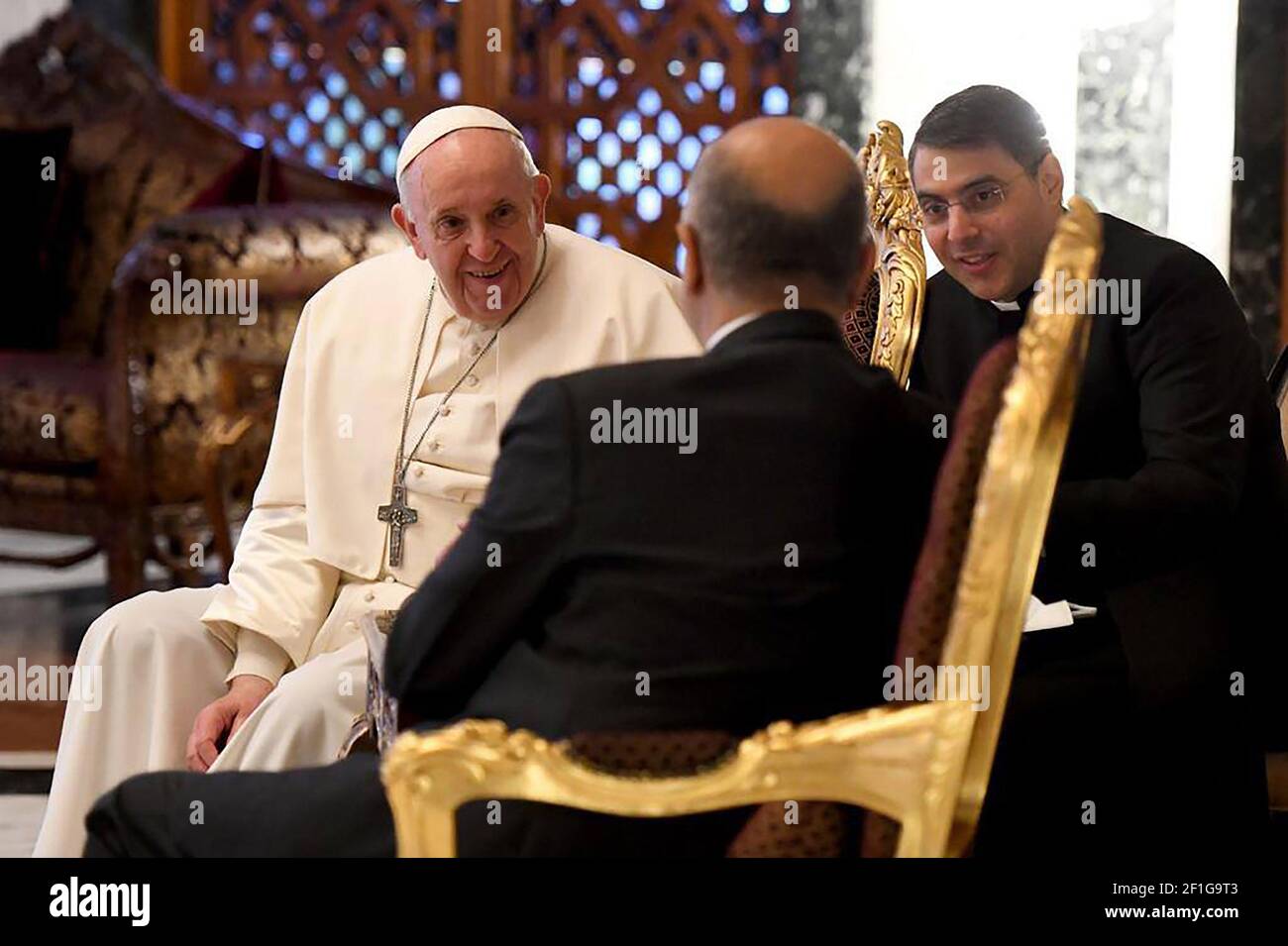 Bagdad, Irak. März 2021, 08th. Papst Franziskus spricht mit dem irakischen Präsidenten Barham Salih, bevor er am Montag, den 8. März 2021, am internationalen Flughafen Bagdad in Bagdad, Irak, nach Rom abreist. Foto von der Pressestelle des irakischen Präsidenten/UPI Credit: UPI/Alamy Live News Stockfoto