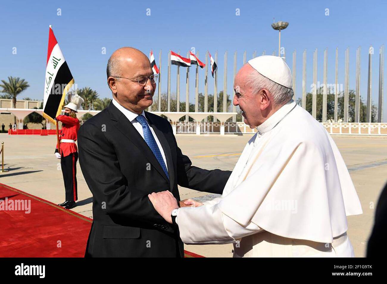Bagdad, Irak. März 2021, 08th. Papst Franziskus verabschiedet sich von Iraks Präsident Barham Salih, bevor er am Montag, den 8. März 2021, auf dem Internationalen Flughafen Bagdad in Bagdad, Irak, nach Rom abreist. Foto von der Pressestelle des irakischen Präsidenten/UPI Credit: UPI/Alamy Live News Stockfoto