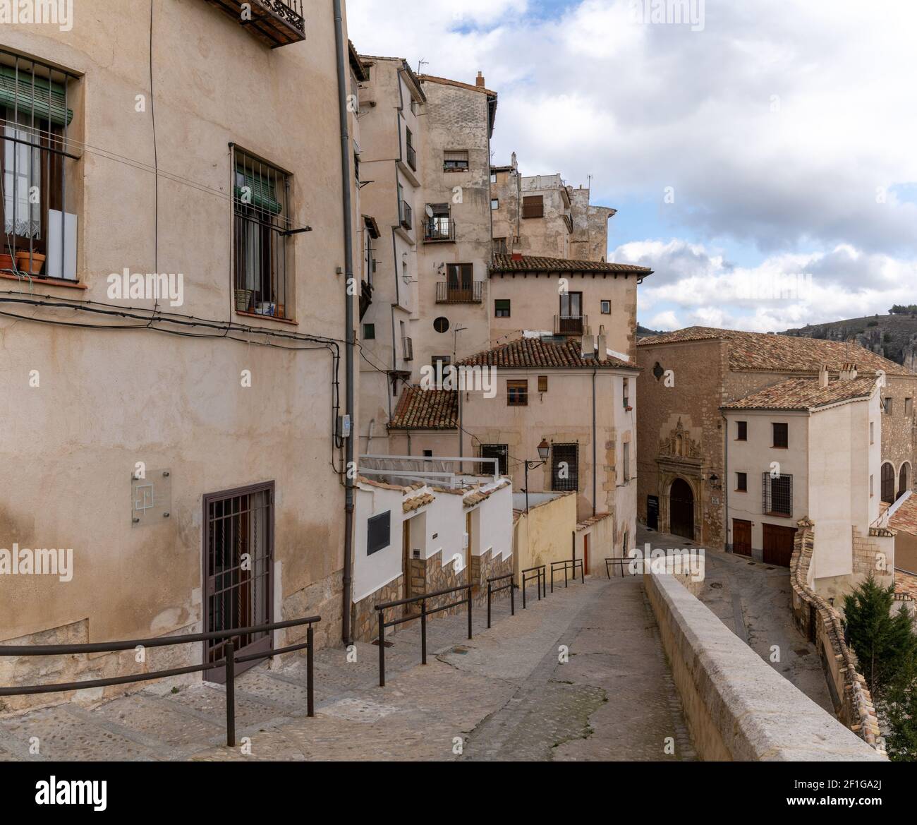 Ein Blick auf die Altstadt von Cuenca mit Eine schmale Straße führt hinunter zu den Casas Colgadas or 'Hängehäuser' Stockfoto