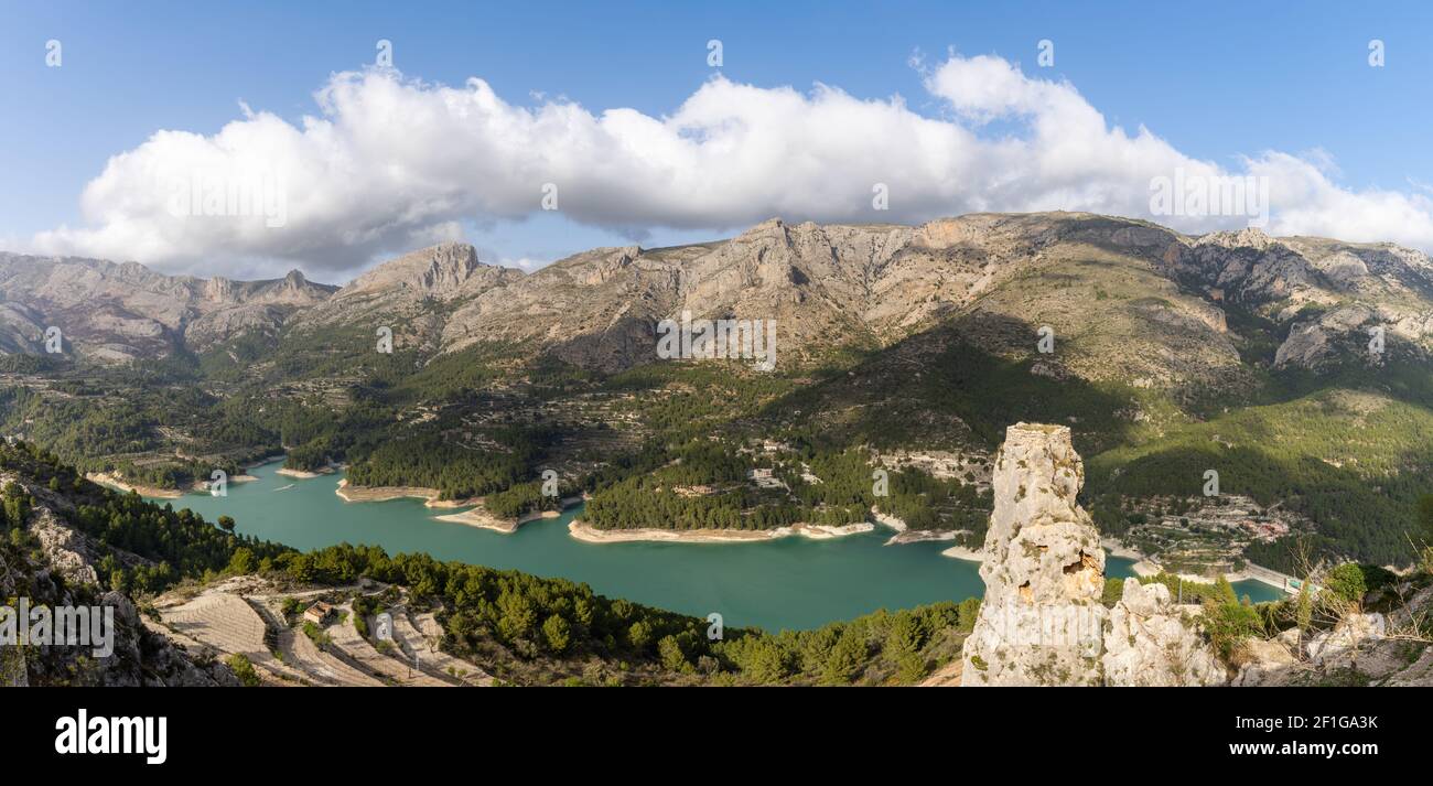 Ein Panoramablick auf den Guadalest Reservoir und die Sierra de Serella Berge in Spanien Stockfoto