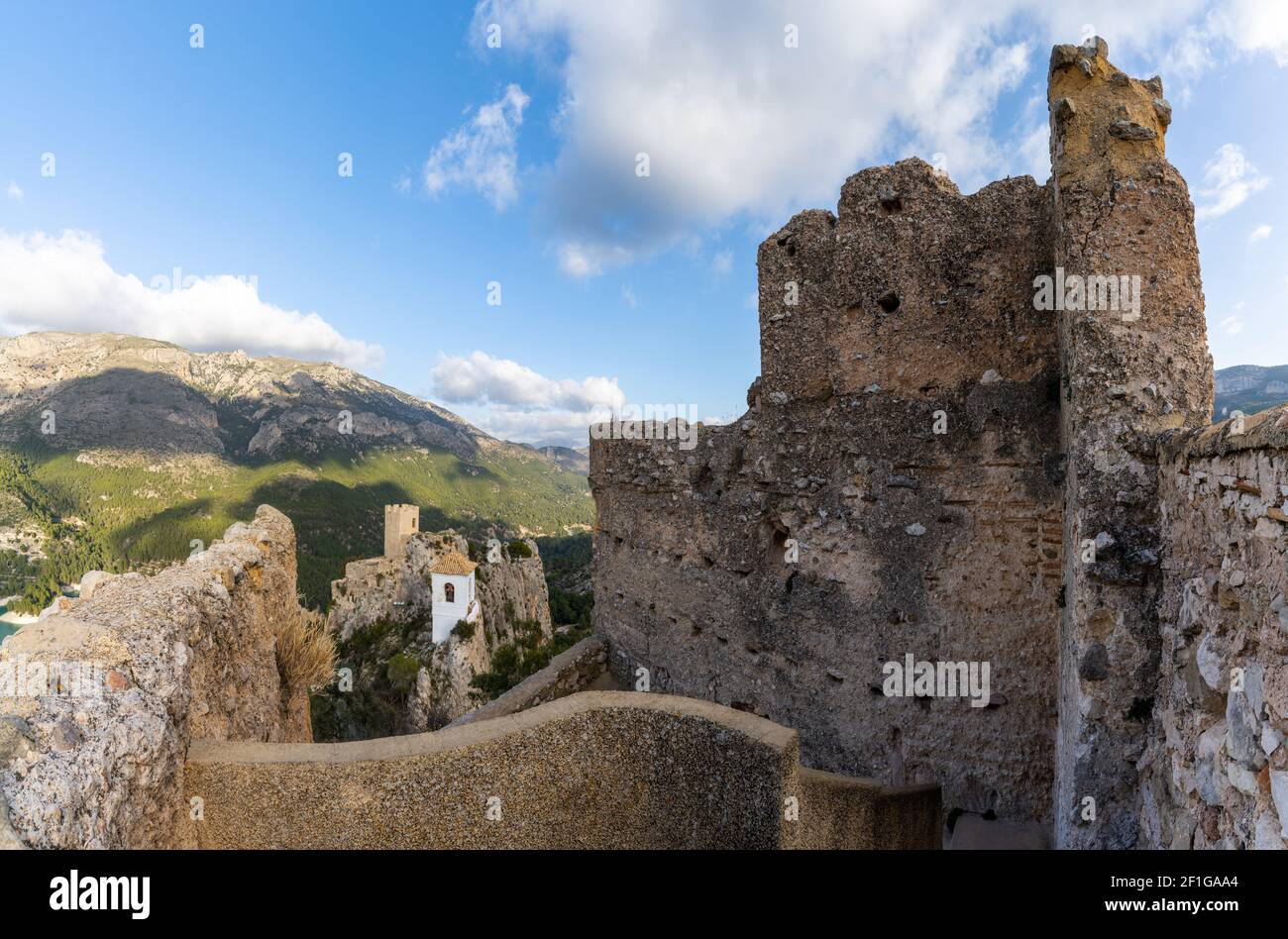 Blick auf die alte Burgruine und die Kirche oben Der Klippen in El Castell de Guadalest Stockfoto