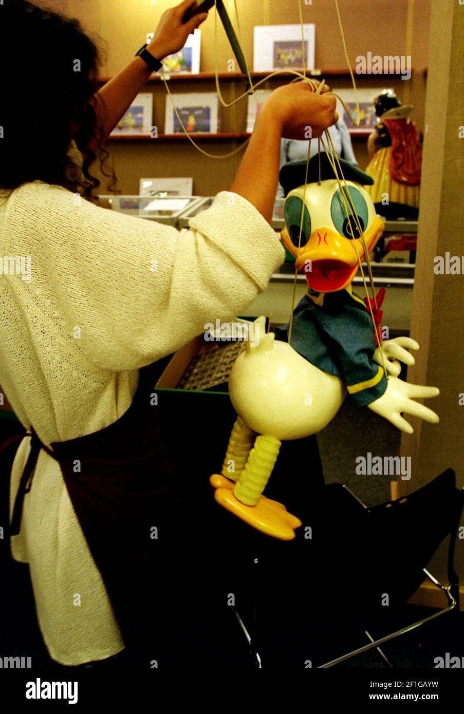 Donald Duck Puppet auf Auktion bei Christies Juni 1999AS TEIL VON DER ANIMATION ART ZEITGENÖSSISCHEN SPIELZEUG UND SOUVENEERS VERKAUF Stockfoto