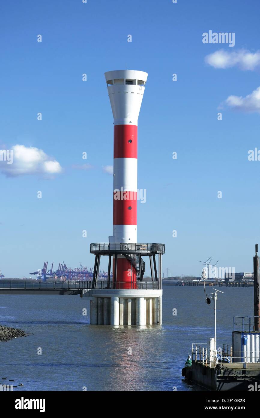 Blick auf den Hamburger Hafen und den Leuchtturm Die Ufer der Elbe Stockfoto