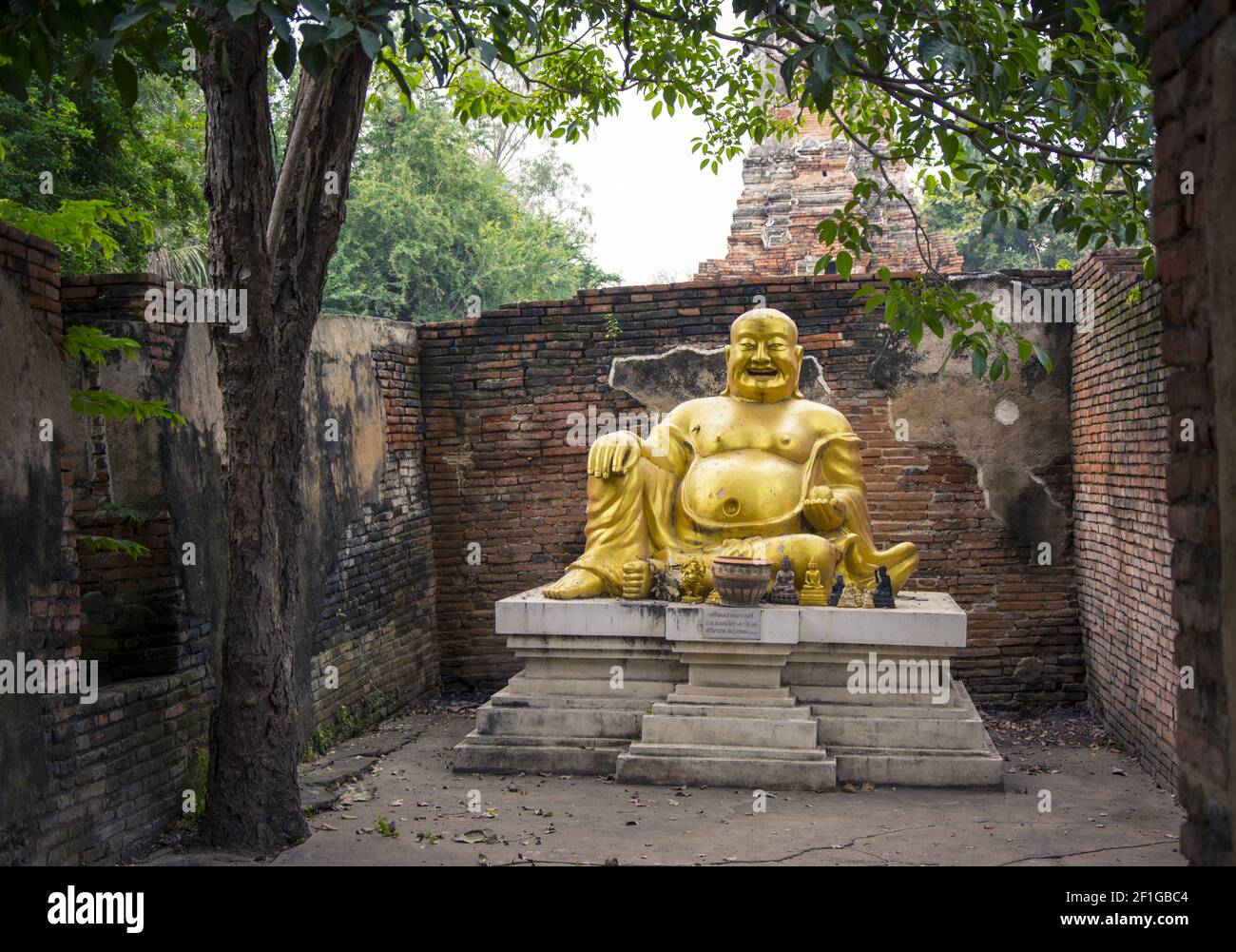 Lachende fette Buddha-Statue im Wat Phu Khao Thong in Ayutthaya. Thailand. Stockfoto