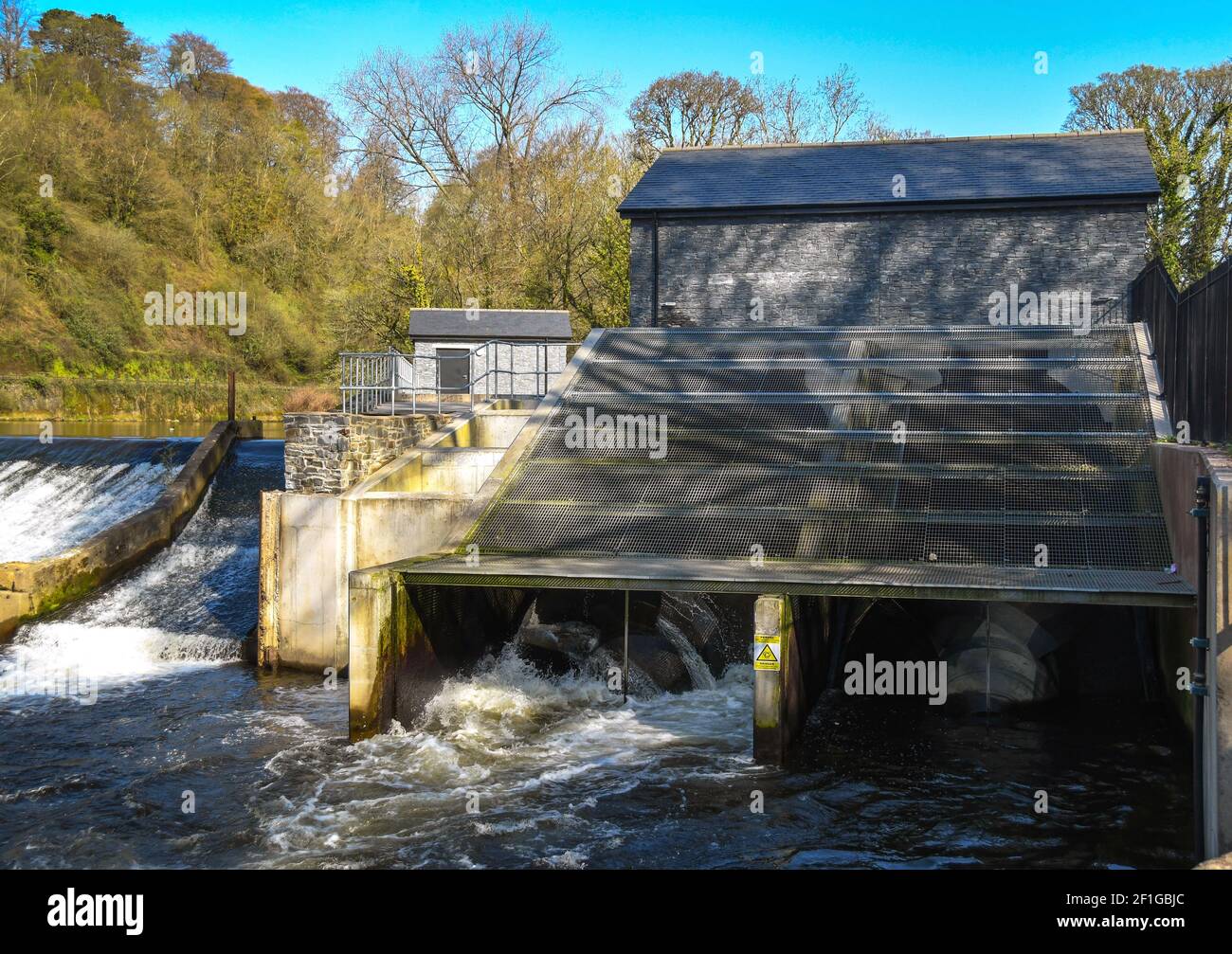 Cardiff, Wales - April 2018: Wasserkraftwerk und Wehr am Fluss Taff in Radyr Stockfoto