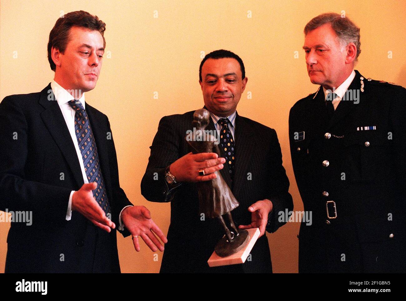 VERHINDERUNG VON KUNSTDIEBSTAHL MÄRZ 1999 MARK DALRYMPLE VORSITZENDER DER RAT FÜR DIE VERHINDERUNG VON KUNSTDIEBSTAHL PAUL BOATENG MP STAATSMINISTER IM HEIMATAMT MIT CHEF CONSTABLE KEN WILLIAMS NORFOLK SCHAUT SICH EIN KUNSTWERK AN DIE EINFÜHRUNG DER NEUEN CODES, UM KUNSTDIEBSTAHL ZU REDUZIEREN Stockfoto