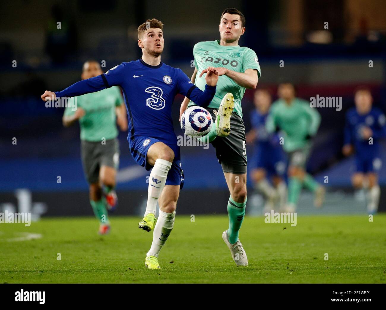 Chelseas Timo Werner (links) und Evertons Michael Keane kämpfen während des Premier League-Spiels in Stamford Bridge, London, um den Ball. Bilddatum: Montag, 8. März 2021. Stockfoto